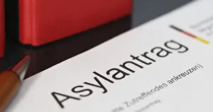 Refugee Crisis Europe Drucke: Symbolic image: Asylum application form in Germany