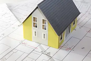 Residential Building Plans Drucke: Symbolic image of building: Model house on a development plan