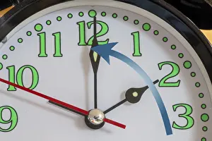 Time Change Concept Drucke: Symbolic image time change, winter time: close-up of an alarm clock set to two o'clock Symbolic image time change