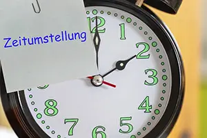 Alarm Clock Close Up Drucke: Symbolic image time change, winter time: close-up of an alarm clock set to two o'clock Symbolic image time change