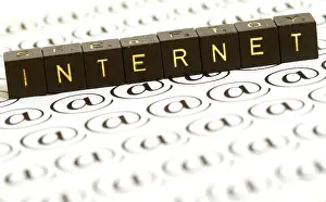 Drucke von Ein Symbol für das Internet, das die Verbindung zwischen Menschen und Informationen darstellt Klammeraffe Drucke: Symbol für das Internet