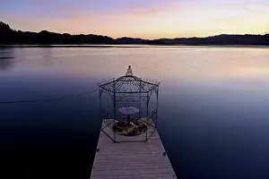 Drucke von Tisch mit zwei Stühlen auf einem Pier am Lac d'Aiguebelette, Großem Natursee, Aiguebelette-le-Lac, Département Savoie, Frankreich Tisch mit zwei Stühlen auf einem Pier am Lac d'Aiguebelette See Drucke: Tisch mit zwei Stühlen auf einer Pier am Lac d'Aiguebelette.