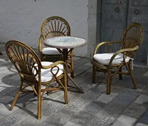 Comfortable Armchair Drucke: Table and chairs, table, chairs