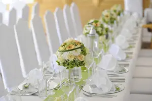 Summer Flower Arrangement Drucke: Table decoration of a wedding table