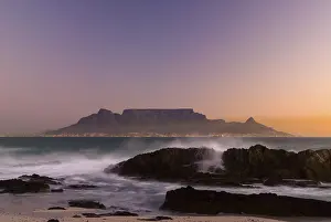 Drucke von Tafelberg, Löwenkopf und Teufelskopf im Abendlicht, Panoramablicke auf Kapstadt, Bloubergstrand Strand, Tafelbucht, Atlantischer Ozean, Kapstadt, Westkap Berglöwe Drucke: Tafelberg, Löwenkopf und Teufelsberg im Abendlicht.