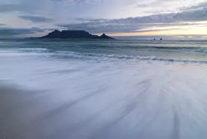 Cape Town Coastal Scene Drucke: Table Mountain, Lion's Head and Devil's Peak in the evening light