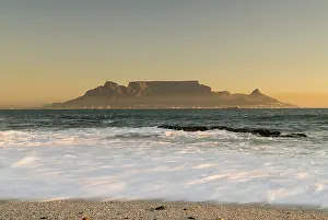 Drucke von Tafelberg, Löwenkopf und Teufelskuppe in der Abendbeleuchtung, Panoramablicke auf Kapstadt, Bloubergstrand Strand, Tafelbucht, Atlantischer Ozean, Kapstadt, Westkap, Südafrika Tafelberg Berglöwe Drucke: Tafelberg, Löwenkopf und Teufelsberg im Abendlicht.