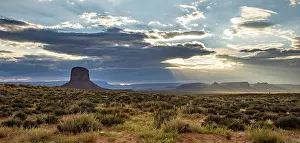 American Desert Landscape Photography Drucke: Table Mountains in Cloudy Sky, Light Mood