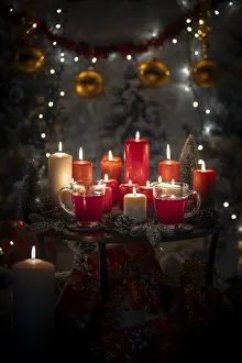 Christmas Table Setting Drucke: Table with red and white candles and cups