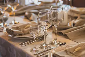 White Plate Arrangement Drucke: Table set for a wedding dinner