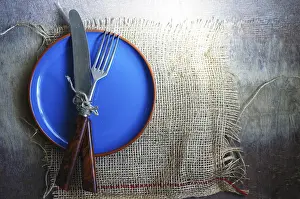 Wooden Table Setting Drucke: Table Setting with napkin and silverware on wooden table