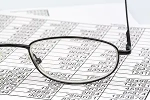Empty Office Table Drucke: A table with turnover and expenditure figures