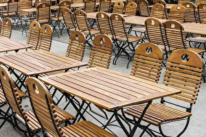 Berlin Lockdown Drucke: Empty tables and chairs during the Lockdown