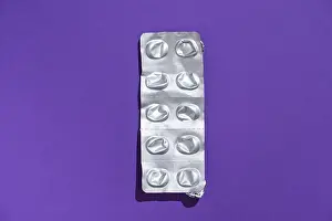 Empty Tablet Blister Pack Drucke: Empty tablet blister pack against a monochrome background