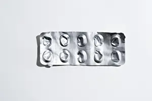 White Background Packaging Drucke: Empty tablet blister pack against white background