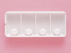 Studio Shot Of Medicine Drucke: Tablet dosage box