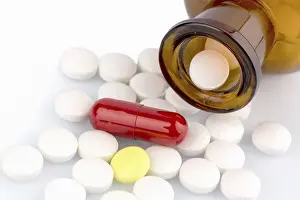 European Healthcare System Drucke: Many tablets with container. Lying on a white background Austria