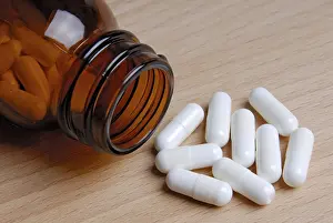 Healthcare System Treatment Drucke: Tablets lying in front of a bottle