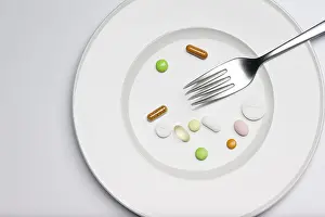 Weight Loss Symbol Drucke: Tablets on a plate with a fork