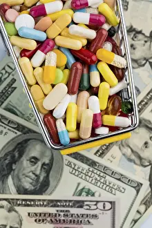 Medical Care Expenses Drucke: Tablets, shopping trolleys, dollar notes