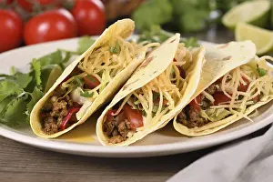 Bilder Datiert 28. April 2024: Taco mit Hackfleisch und Avocado