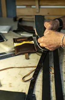 Tailor Workshop Drucke: Tailor process leather in workshop