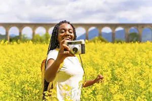 Vintage Camera Photography Drucke: Taking photos smiling with a vintage camera