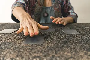 Astrology Horoscope Drucke: Tarot reader preparing to reveal the cards