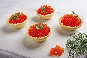 Red Caviar Tartlets Drucke: Tartlets with red caviar, on a light background