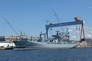 Central Europe Military Affairs Drucke: Task force supply ship class 702