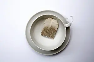 Hot Beverage Image Drucke: Tea bag in an empty cup