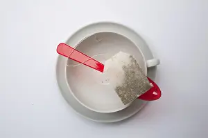 Hot Beverage Image Drucke: Tea bag in an empty cup
