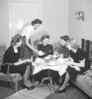 Old Fashioned Table Setting Drucke: Tea time in the 1940s