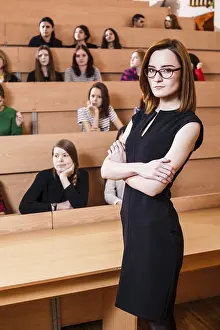 Learning Environment Drucke: Teacher explaining something to students in classroom