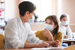 Face Mask Protection Drucke: Teacher with mask explaining class