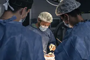 Healthcare System Images Drucke: Team of doctors in an operating room
