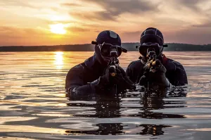 Military Divers Drucke: Team of fighters of a special unit move on water to complete the task