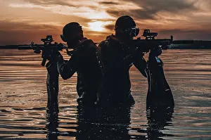 Military Divers Drucke: Team of fighters of a special unit move on water to complete the task
