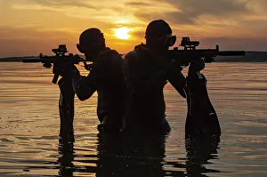 Military Divers Drucke: Team of fighters of a special unit move on water to complete the task