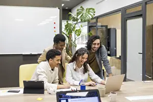 Modern Office Drucke: Team of professionals collaborating in a modern office