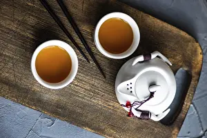 Copy Space Background Drucke: Teapot and cupd with tea on rustic background with copy space