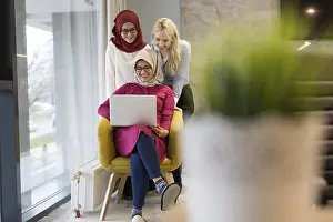 Female Manager Meeting Drucke: Tech office, tech company, tech startup, tech team
