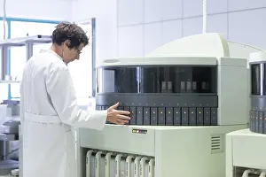 Female Medical Professional Drucke: Technician processing samples with laboratory equipment in a histology laboratory