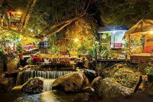 Drucke von Tehran, Iran - 19. Mai 2022: Schöne iranische Cafes in beliebtem Nord-Tehran-Wanderweg zum malerischen Stadt-Blickpunkt Teheran Drucke: Tehran, Iran - 19
