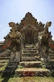 Hindu Temple Indonesia Drucke: Temple of Bali with two elephants before an input