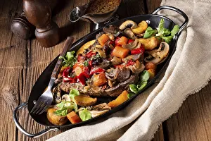 Meat Dish Nutrition Drucke: Tender beef with various vegetables