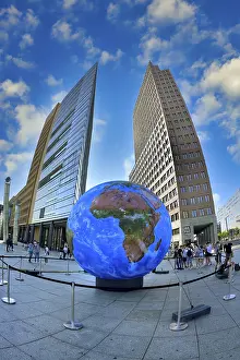 Potsdamer Platz Berlin Drucke: Terrestrial globe in front of buildings