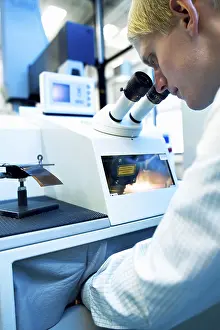 Microscope Examination Drucke: Testing of material man at a circuit board welding machine