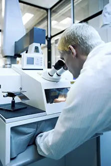 Quality Control Process Drucke: Testing of material man at a circuit board welding machine