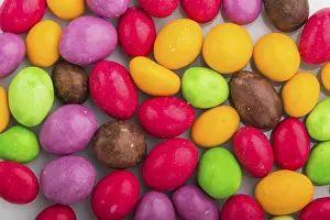 Multicolored Candies Drucke: Texture of multicolored candies on a white background